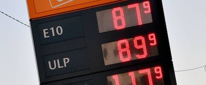 Un panel con los precios de gasolina y diésel, en una gasolinera de Sidney, Australia.