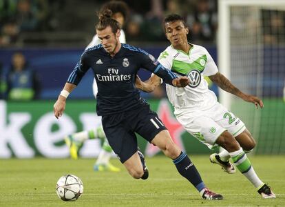 Bale (i) del Real Madrid's es perseguido por Luiz Gustavo del Wolfsburgo.