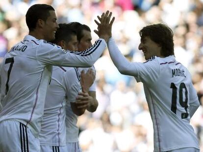 Modric, autor del pase, celebra con Cristiano su quinto gol