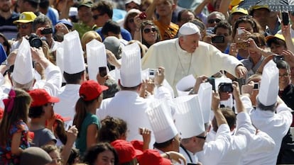 El papa Francisco saluda a los fieles en el Vaticano.