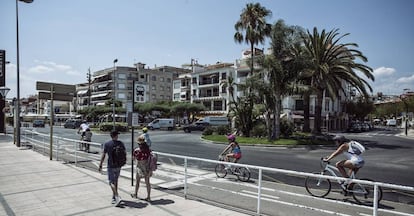 Arriba, ruinas del chalé de los radicales en Alcanar. Aquí preparaban sus explosivos. Explotó la noche del 16 de agosto. Ahí murió el imam Es Satty. Abajo, paseo marítimo de Cambrils, donde atacó el resto de la célula. Mataron a una turista. Los cinco fueron tiroteados por los mossos.