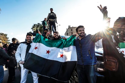 Unos jóvenes celebran este viernes en la plaza de los Omeyas de Damasco la caída del régimen de Bachar el Asad.