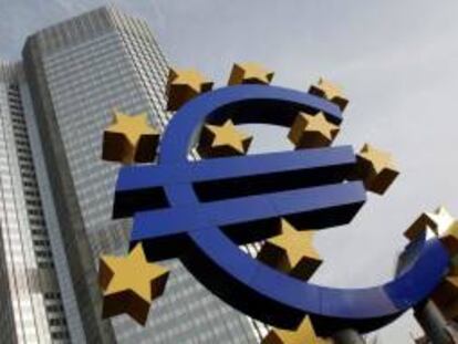 Escultura del euro ante la sede del BCE.
