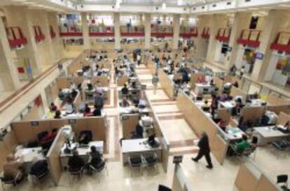 Funcionarios trabajan en la delegación de Hacienda