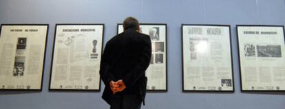 Un visitante contempla la exposición dedicada a Pablo Iglesias en Ferrol con motivo del centenario de la consecución de su primer escaño en el Parlamento.