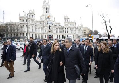 Francesc Homs, acompanyat de la seva dona i una representació de polítics sobiranistes, es dirigeix a la seu del Tribunal Suprem de Madrid.