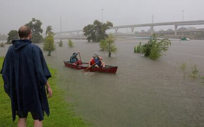 Resgate em canoa de pessoas presas em seus carros em Houston.