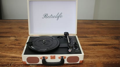 Tocadiscos sobre una mesa de madera