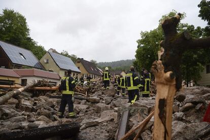 Árboles y escombros amanecen en una calle tras las inundaciones en Braunsbach (Alemania), 30 de mayo de 2016.