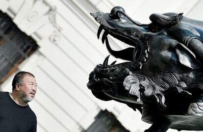 El artista chino Ai Weiwei posa junto a una escultura que es parte de su instalación "Círculo de Animales/Cabezas del Zodiaco" en frente del palacio Belvedere en Viena, Austria.