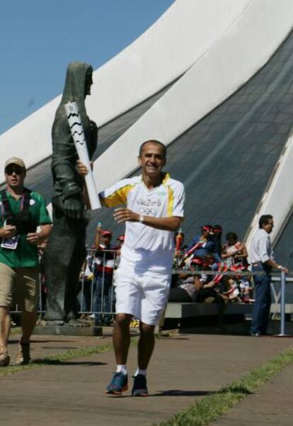 Vanderlei com a tocha em Brasília