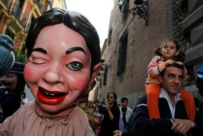 Desfile de gigantes y cabezudos en la apertura de las fiestas de San Isidro de 2008, en Madrid.