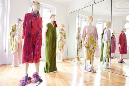Kimonos, pantalones y vestidos fluidos de colores vibrantes forman parte de una colección que apuesta por la diversión.