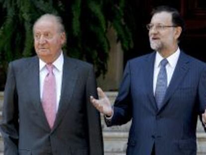 GRA111. PALMA DE MALLORCA, 09/08/2013.- El Rey Juan Carlos junto al presidente del Gobierno, Mariano Rajoy (d), a quien ha recibido hoy en el &uacute;nico despacho del verano que celebrar&aacute;n en el Palacio de Marivent. EFE/Ballesteros