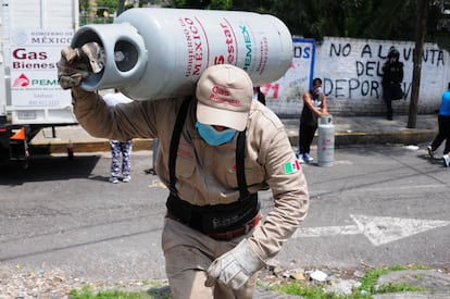 Un trabajador de Gas Bienestar carga un cilindro durante las pruebas piloto en la alcaldía Iztapalapa, en Ciudad de México.