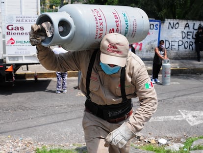 Un trabajador de Gas Bienestar carga un cilindro durante las pruebas piloto en la alcaldía Iztapalapa, en Ciudad de México.
