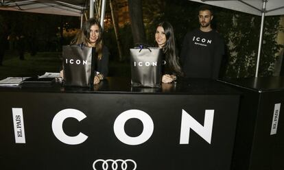 A la salida de la fiesta de los premios, un stand de ICON en el que se les entregó a los invitados un obsequio.