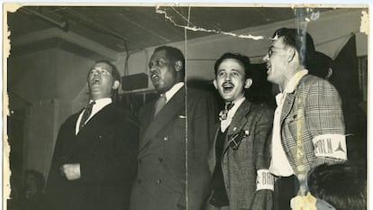 Bart van der Schelling, Paul Robeson, Moe Fishman y Art Landis cantan para las brigadas internacionales en un concierto en España (1938).