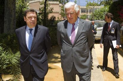 Luis Planas, consejero de Medio Ambiente con el presidente de la Confederación de Empresarios de Andalucía (CEA), Santiago Herrero,.