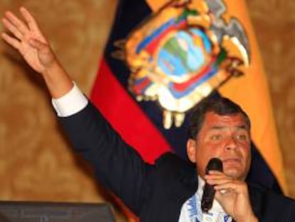 El presidente de Ecuador, Rafael Correa, habla este 20 de febrero, ante la prensa en el Palacio de Gobierno, en Quito (Ecuador).