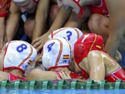 El equipo de waterpolo festeja el pase a la semifinal.