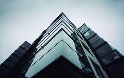 Vista de la cristalería Lumon desde el exterior de una vivienda