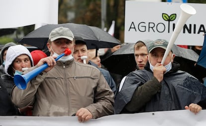 Protesto de fazendeiros em Varsóvia contra a lei animalista que ameaça seu negócio em 13 de outubro em Varsóvia. 