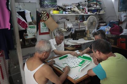 Un grupo de personas mayores juega mahjong en una tienda en Hong Kong, el 3 de septiembre de 2019.