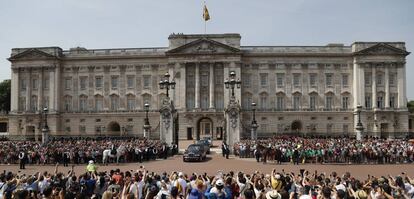 La reina Isabel II, abandona el palacio de Buckingham.