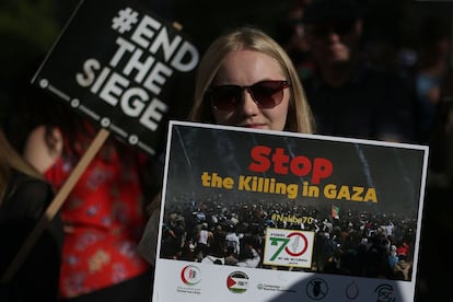 Manifestantes en solidaridad con los palestinos protestan a la entrada de Downing Street en el centro de Londres.
