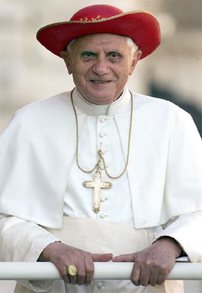 Al papa Benedicto XVI le encantan los sombreros. Hoy ha vuelto a dar muestras de ello. El pontífice se ha presentado ante los fieles, que asisten a la audiencia de los miércoles en la plaza de San Pedro, con el <i>Saturno</i>. Este sombrero, llamado así porque recuerda al planeta del anillo, fue muy utilizado por Juan XXIII. Su predecesor, Juan Pablo II lo llevaba en sus viajes a destinos calurosos.