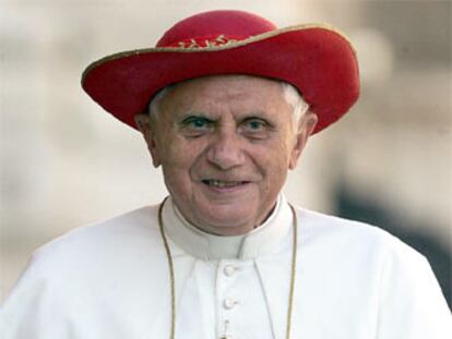 Al papa Benedicto XVI le encantan los sombreros. Hoy ha vuelto a dar muestras de ello. El pontífice se ha presentado ante los fieles, que asisten a la audiencia de los miércoles en la plaza de San Pedro, con el <i>Saturno</i>. Este sombrero, llamado así porque recuerda al planeta del anillo, fue muy utilizado por Juan XXIII. Su predecesor, Juan Pablo II lo llevaba en sus viajes a destinos calurosos.