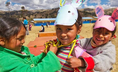 Niñas jugando en una escuela de Andahuaylas, uno de los lugares más pobres del Perú.