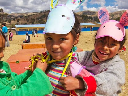 Niñas jugando en una escuela de Andahuaylas, uno de los lugares más pobres del Perú.