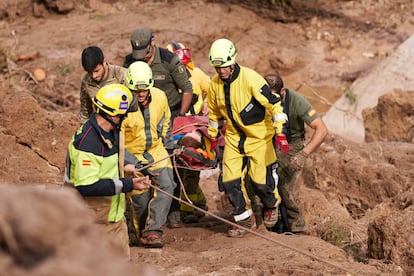 Los trabajadores de emergencia llevan a una persona herida por la Dana, este miércoles en la localidad de Letur, Albacete.