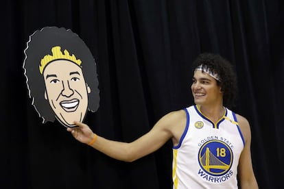 Anderson Varejao, pívot brasileño de los Golden State Warriors, posa con una careta de sí mismo antes del comienzo de una temporada en la que compartirá minutos con el georgiano Zaza Pachulia.