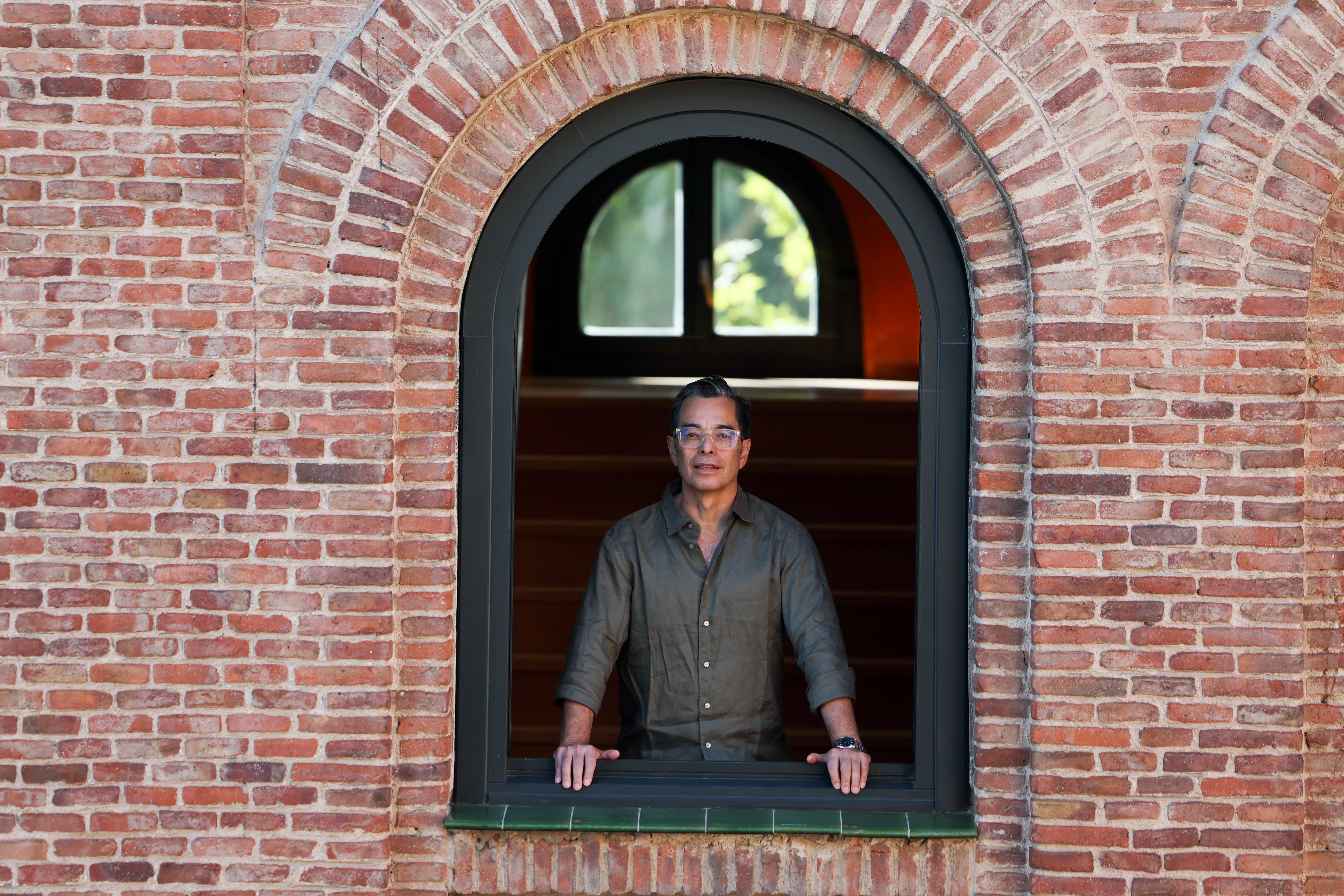 Juan Luis Font, periodista guatemalteco, posa en la Residencia de Estudiantes, Madrid, el 14 de septiembre.