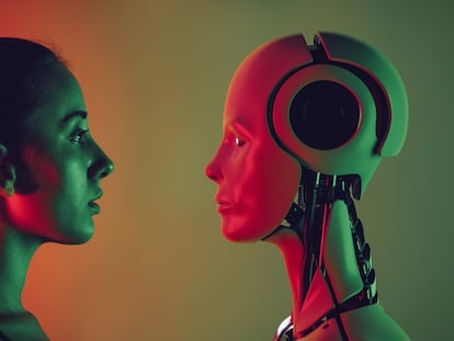 Un robot como facciones humanas y una mujer se miran el uno al otro.