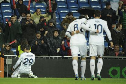 Morata celebra su gol con Kaka y Özil como testigos.