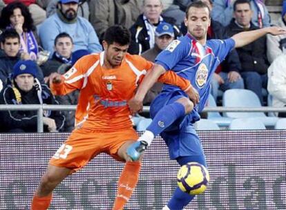 Soldado lucha por el balón