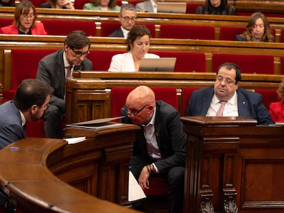 (De izquierda a derecha) El presidente de la Generalitat, Pere Aragonès; el consejero de Acción Climática, David Mascort; y el consejero de Interior, Joan Ignasi Elena, en el pleno monográfico sobre la sequía celebrado en febrero.