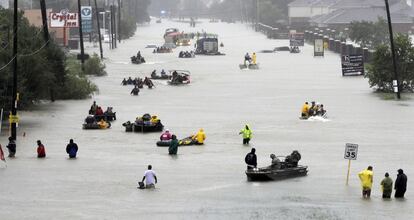 Botes de rescate navegan por las calles inundadas evacuando a los vecinos tras el paso de la tormenta tropical Harvey en Houston (Estados Unidos), el 28 de agosto de 2017.