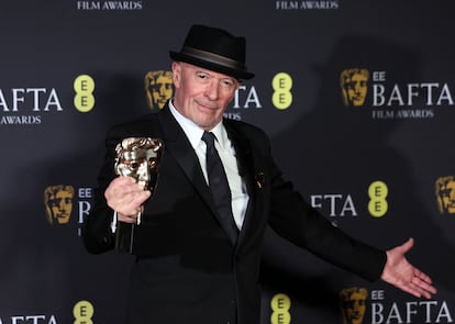 El director Jacques Audiard posa con el Bafta a la mejor película de habla no inglesa por 'Emilia Pérez'.