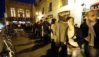 Colas de espectadores durante la Fiesta del Cine de octubre de 2013.