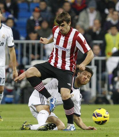 Xabi Alonso pelea un balón con Aurtenetxe.