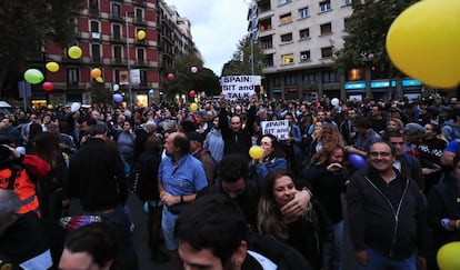 Los manifestantes tiran globos al aire frente a la Consejería de Interior, en Barcelona. 