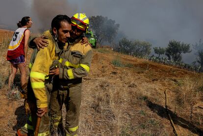 Un bombero ayuda a un compañero herido, en Faramontanos de Tábara, el martes pasado.