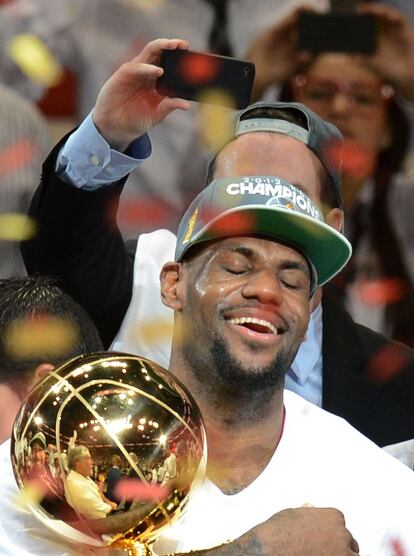 LeBron James con el trofeo de campeón