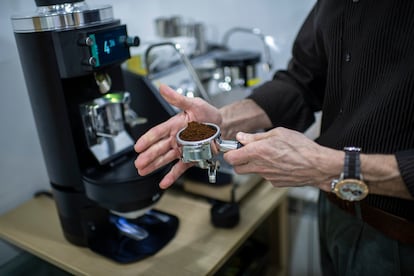 Barrios, en la esquina de su cocina, que ha habilitado expresamente para colocar su cafetera de barista. 