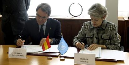 El presidente de la Generalitat de Cataluña, Artur Mas, junto a la directora general de la UNESCO, Irina Bokova, en París.
